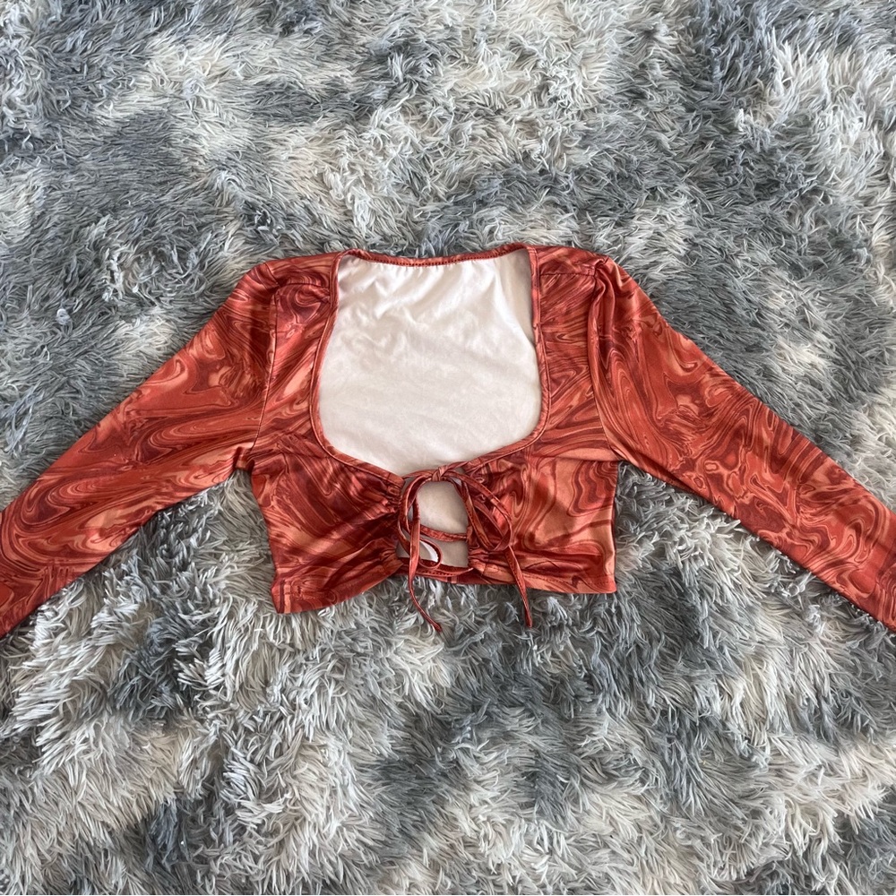 SHEIN Long Sleeve Tie Going Out Crop Top in Mandarin Orange Swirly Print- Size M
